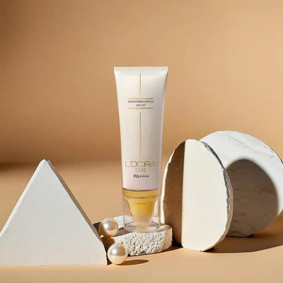 درخشنده کرم ضدآفتاب +SPF50 بی رنگ مناسب انواع پوست ۸۰ میلی لیتر (لدورا)